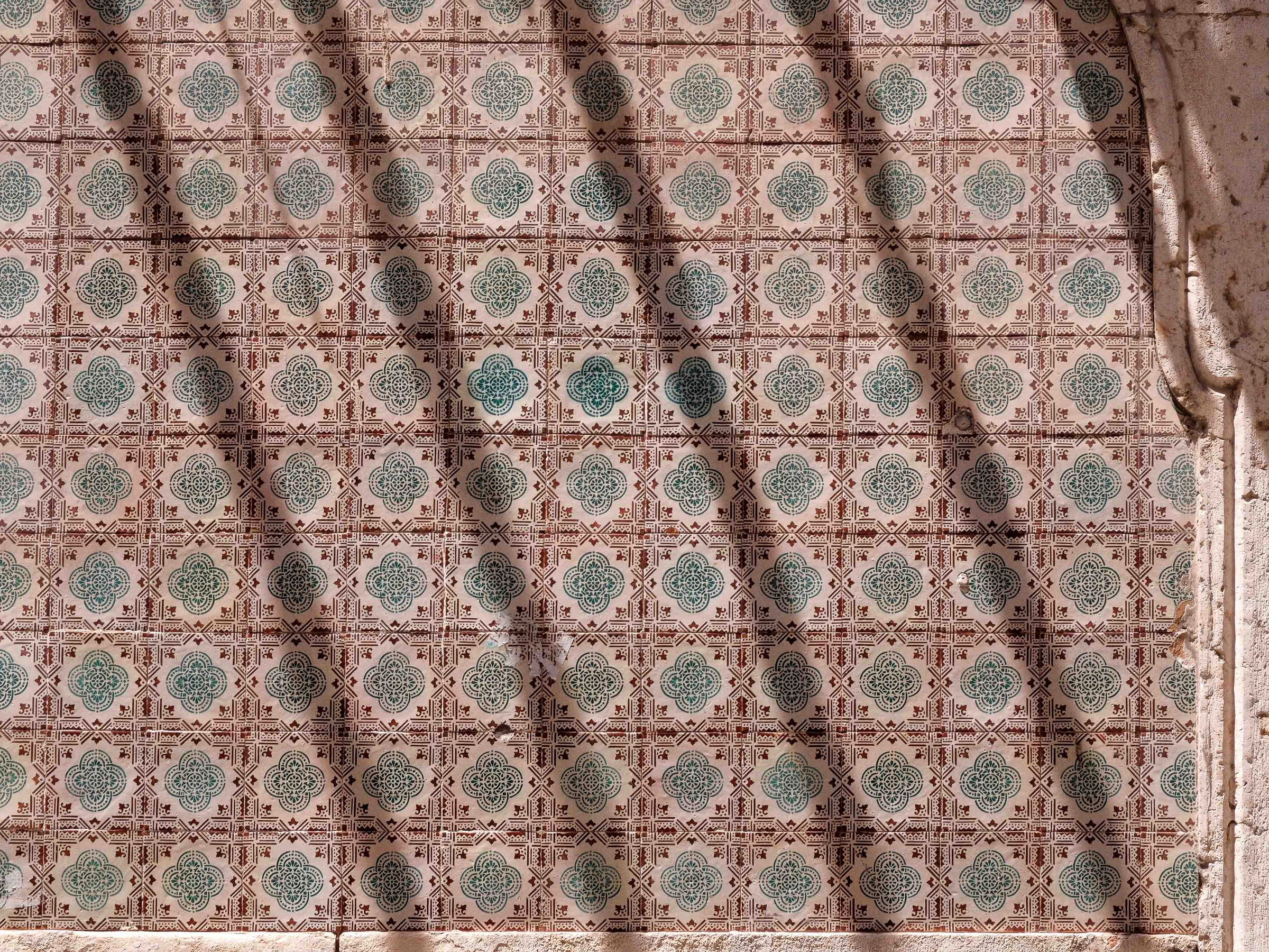 Azulejos and shadows
