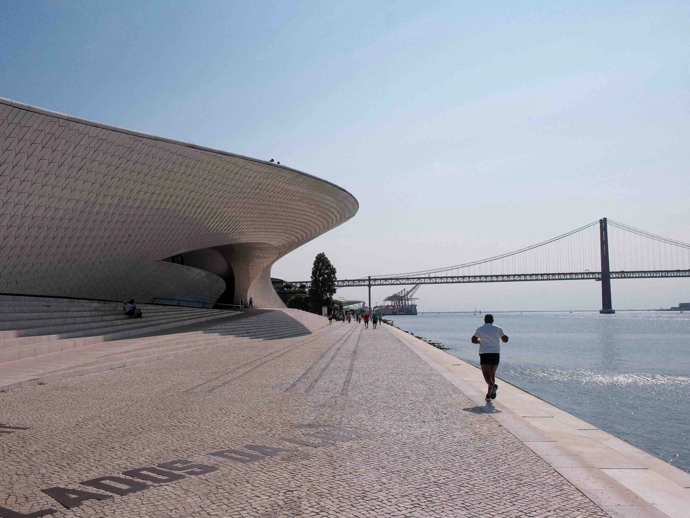 The MAAT and the riverside promenade, photographed by Michel.